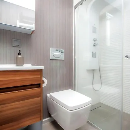 0045 - Kadikoy, Comfy, Cozy And Modern. Istanbul