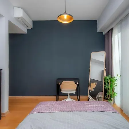 0045 - Kadikoy, Comfy, Cozy And Modern. Istambul